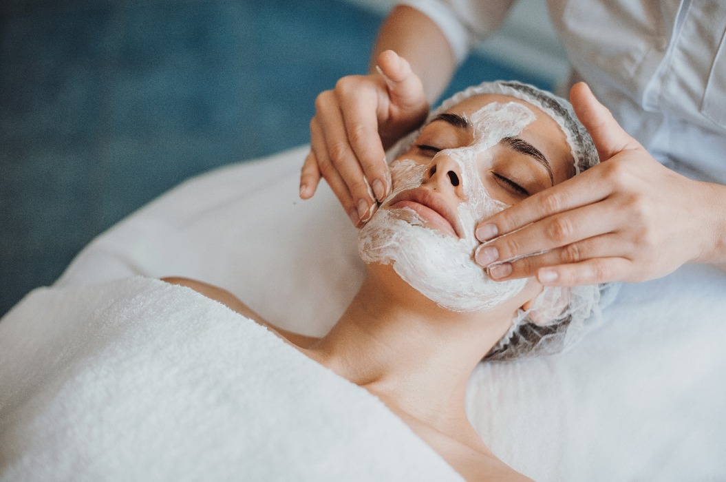Nahaufnahme einer anorganischen Gesichtsmaske in einem Spa-Salon. Gesichtsbehandlung. Hautpflege. Gesundheitspflege. Verjüngungsbehandlung.